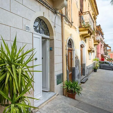 Guesthost - Seaview Modern With Balcony Appartamento *