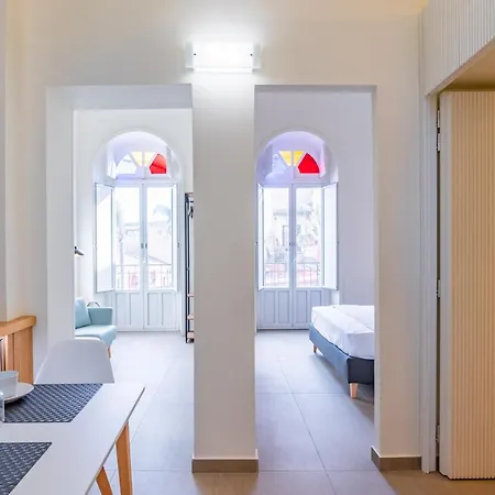 Guesthost - Seaview Modern With Balcony *